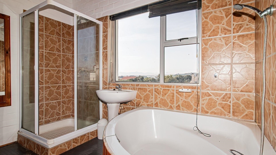 4 Bedroom Property for Sale in De Kelders Western Cape